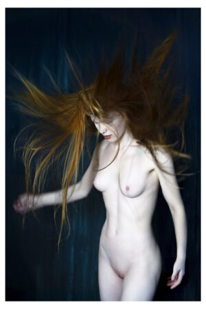 fotografía de la colección desnudos a color de una mujer desnuda con el pelo alocado pelirrojo.